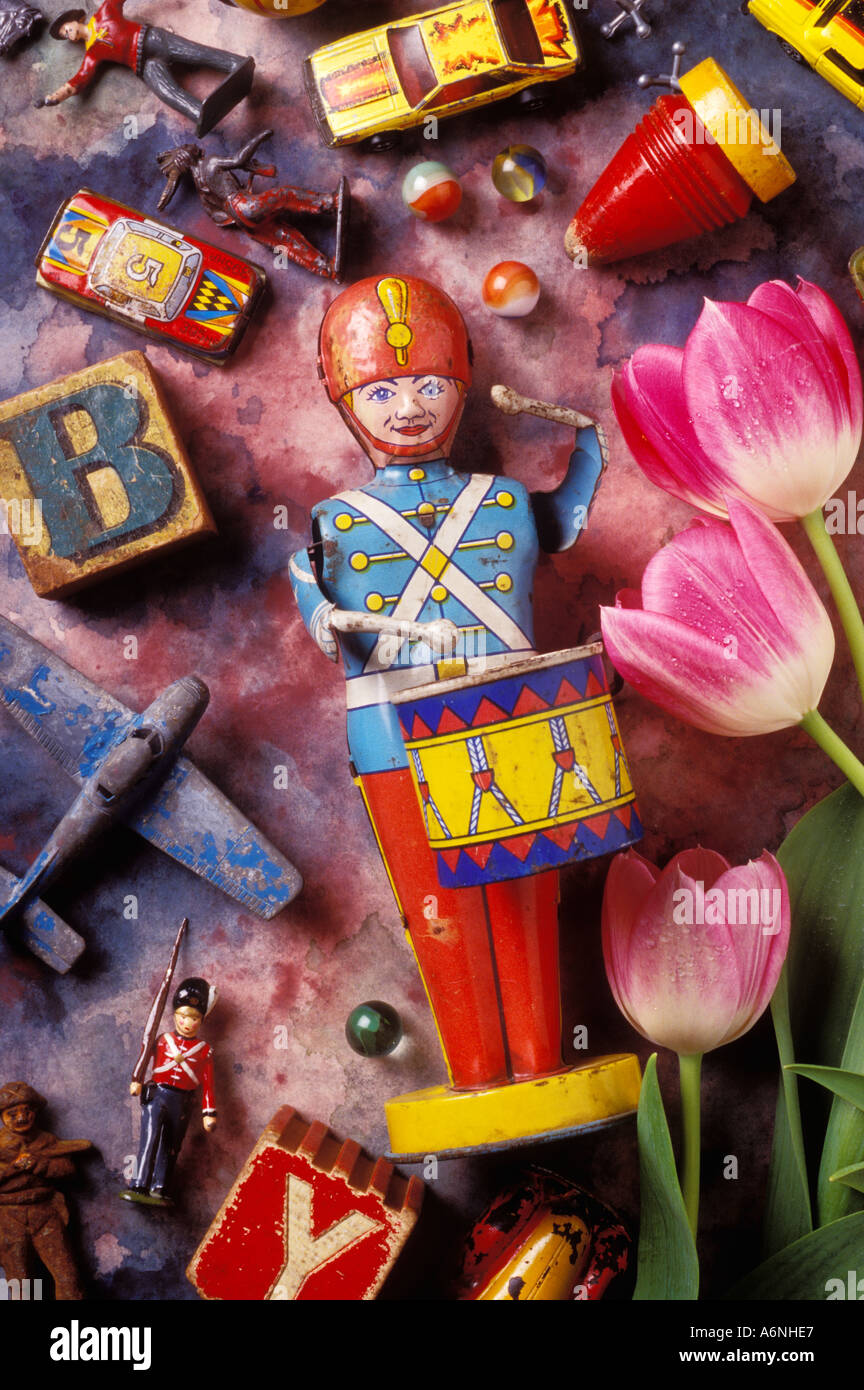 Altes Kinderspielzeug und rosa Tulpen Kinder vertikale Stillleben Farbe Farbe Farben Farben bunte Buchstaben aus Holz mich Stockfoto