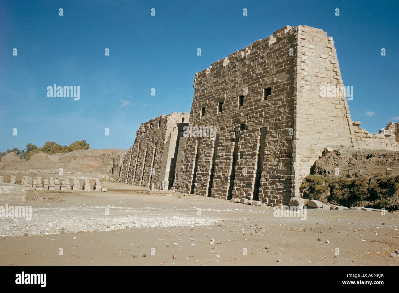 Eingang West Pylonen gerillt 8 maßstabsgerechte unvollendete Mauerwerk 142 ft hohen 372 ft lange Ptolemäerzeit Tempel von A zu halten Stockfoto