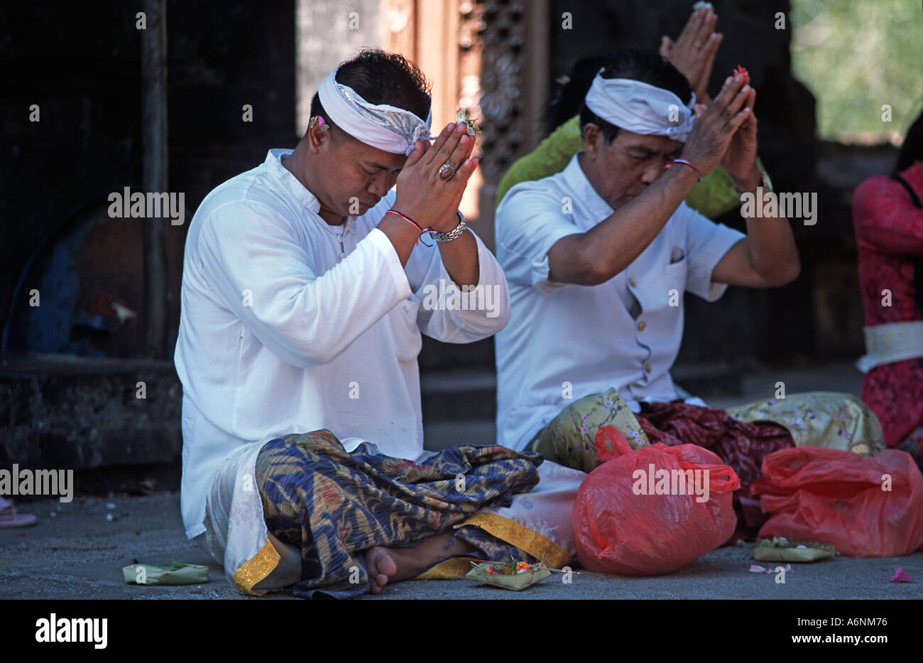 Männer beten an Hinduzeremonie Pulaki Tempel auf Bali s N Küste ist ein wichtiger Wallfahrtsort platzieren Indonesien Stockfoto