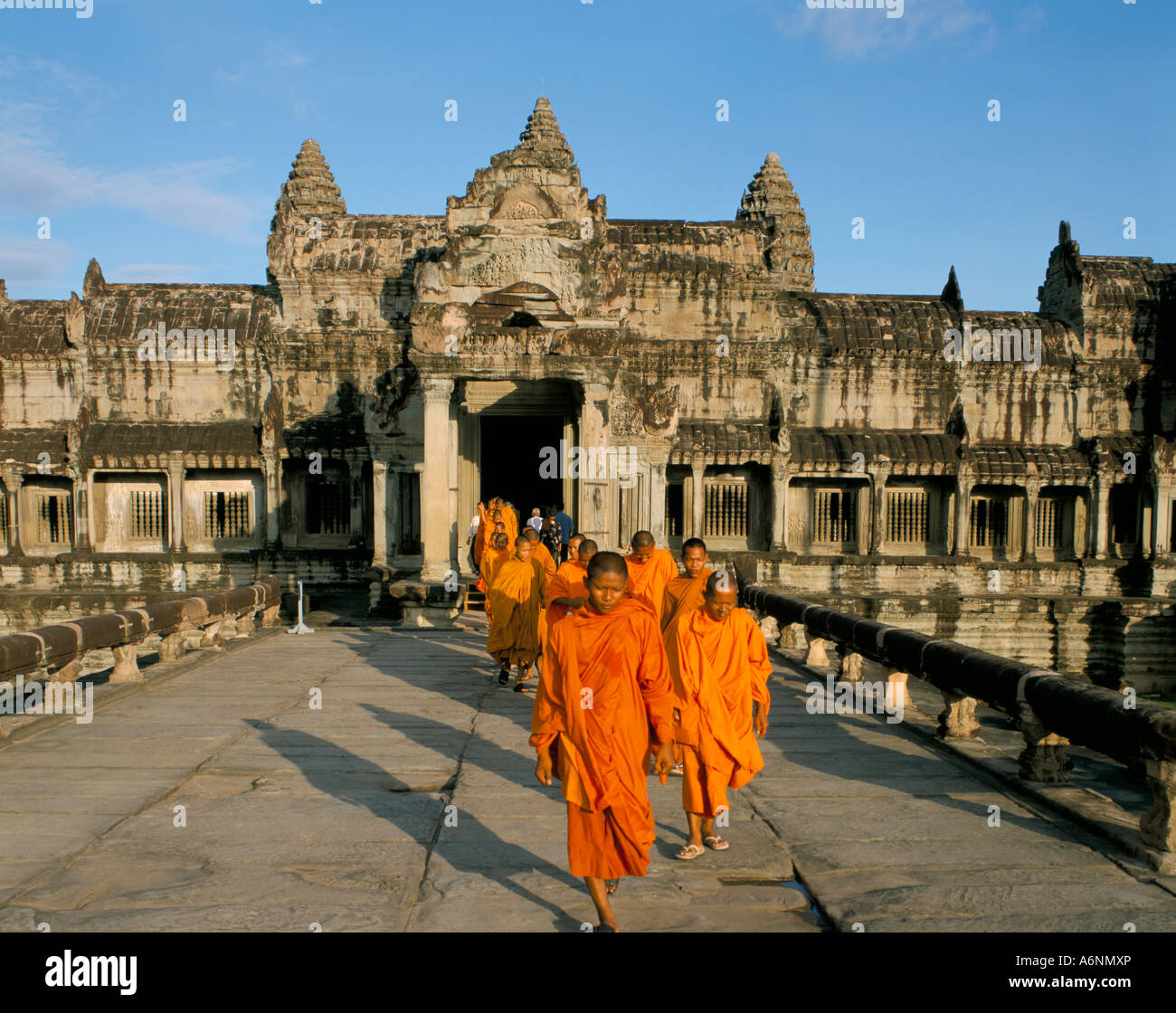 Buddhistische Mönche in Safran Roben Angkor Wat Angkor UNESCO World Heritage Site Siem Reap Kambodscha Indochina Südost-Asien Stockfoto