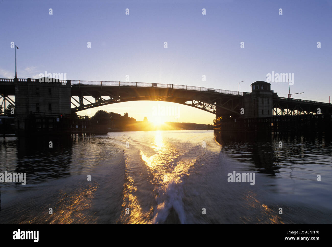 USA-Washington Seattle untergehende Sonne unter Zugbrücke über Duwamish River im Industriegebiet der Stadt s Stockfoto