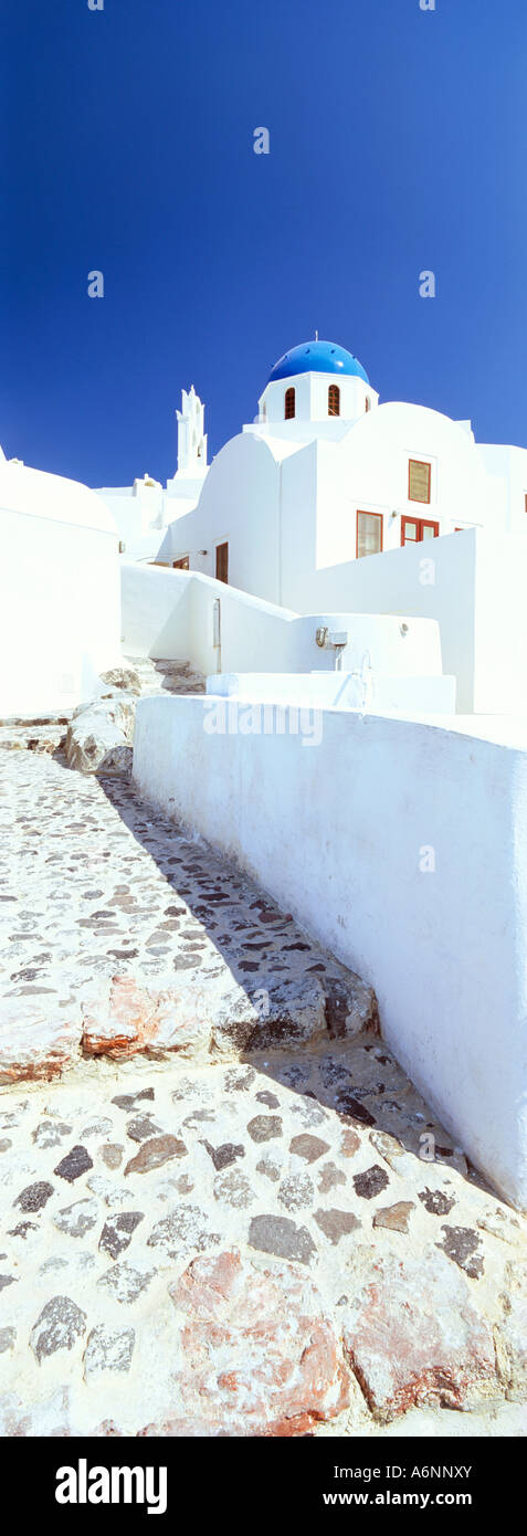 Blaue Kuppel-Kirche und weiß getünchten Gebäuden Oia Santorini Thira Kykladen Inseln griechische Inseln Griechenland Europa Stockfoto