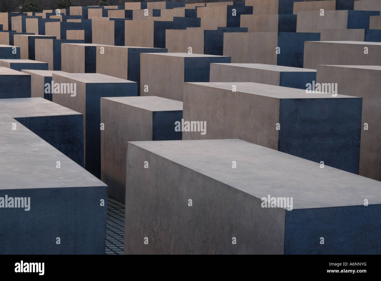 Berliner Holocaust-Mahnmal im Abendlicht Stockfoto