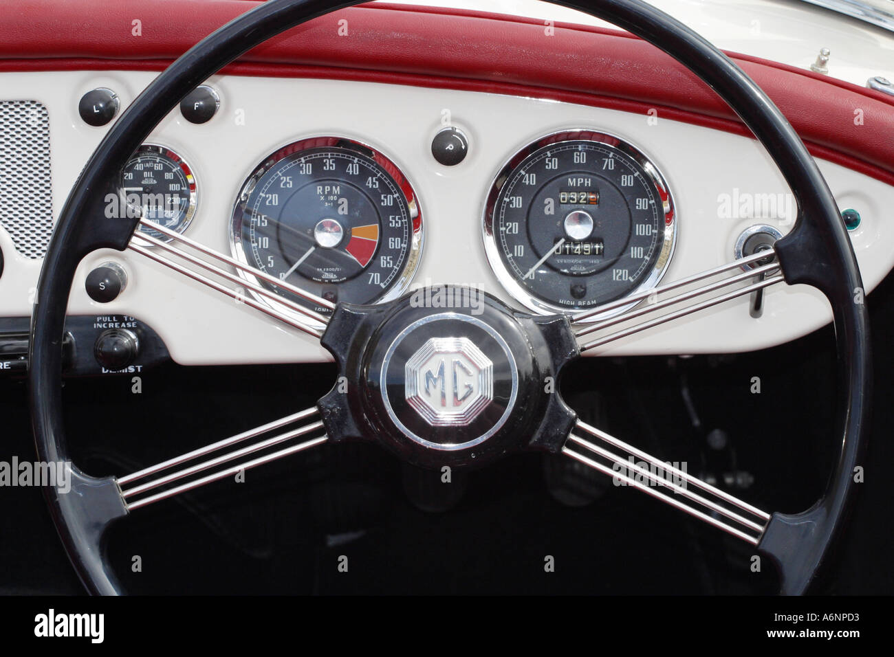 MG Sport Autoarmaturenbrett und Lenkrad Stockfoto