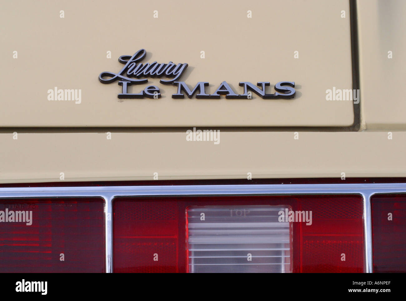 Pontiac Le Mans Luxus hinteren Kotflügel und Kennzeichen Panel Logo Teil der General Motors Company group Stockfoto