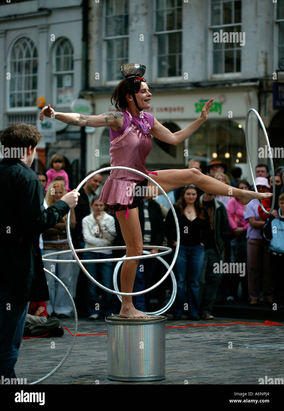 Weibliche Street Performer, mit Hula Hoops beim Edinburgh Fringe Festival, Schottland UK Europe Stockfoto