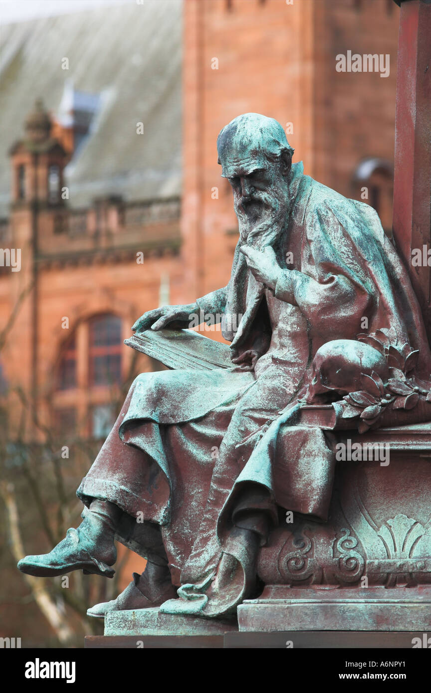 Kelvingrove Park, Glasgow, Schottland. Schottland männliche Figur vertritt die Philosophie auf der Kelvin-Weg-Brücke Stockfoto