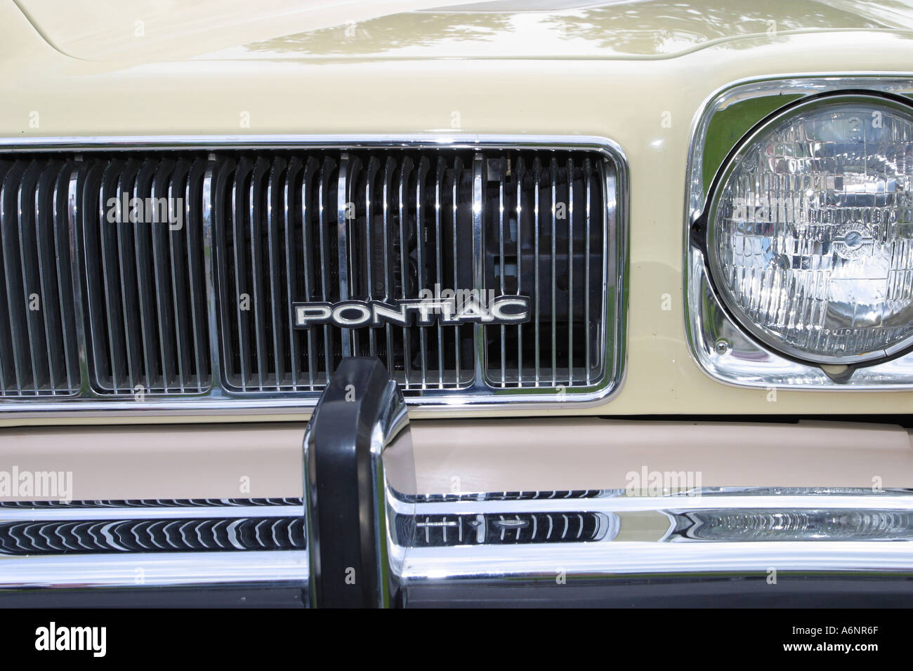 Pontiac Le Mann Luxus Heizkörper Grill und Scheinwerfer der 1970er Jahre Autoteil der Unternehmensgruppe General Motors Stockfoto