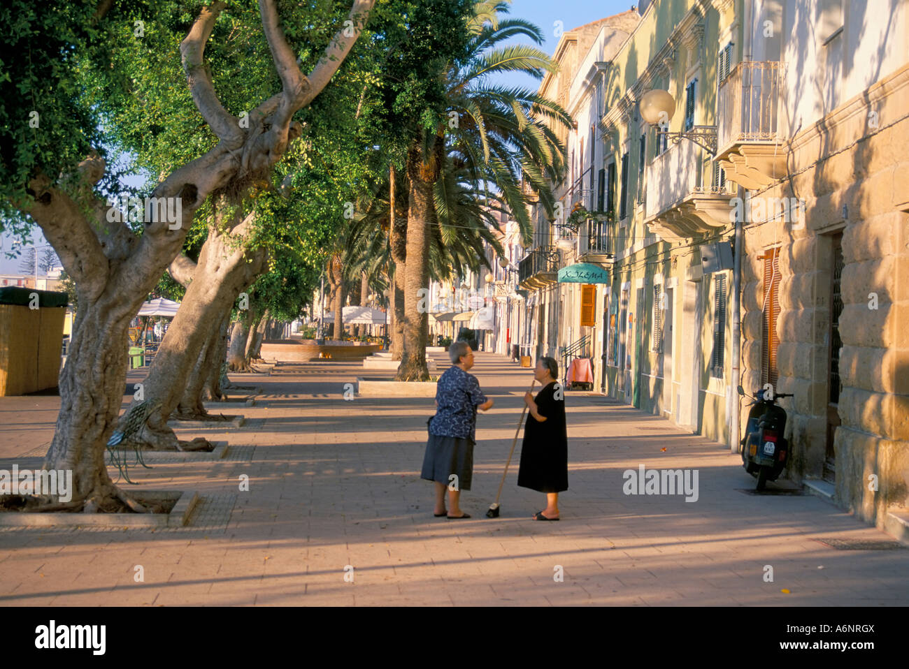 Via Cavour Straße mit Blick auf den Hafen Carloforte Südwesten Insel Sardinien Italien Europa Stockfoto