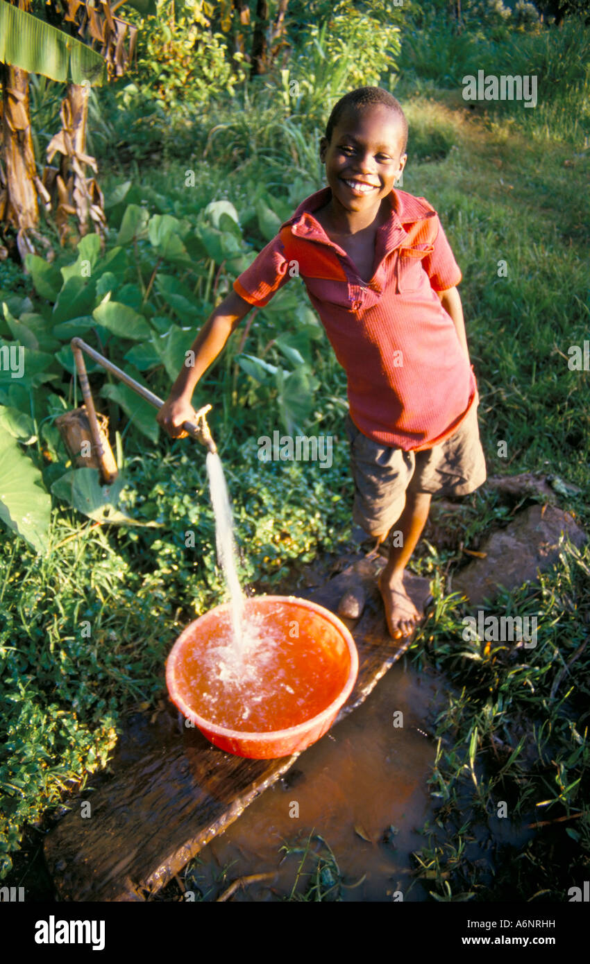Junge am Wasserhahn Chuka Dorf Mount Kenia Kenia Ostafrika Afrika Stockfoto