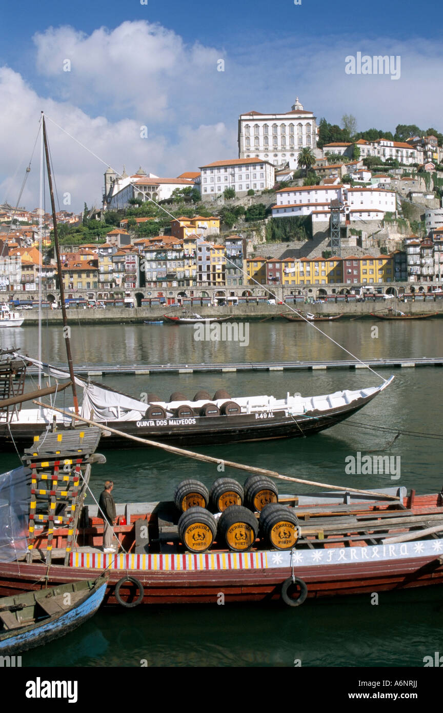 Hafen Lastkähne auf den Fluss Douro mit Stadt Porto Porto Portugal Europa Stockfoto
