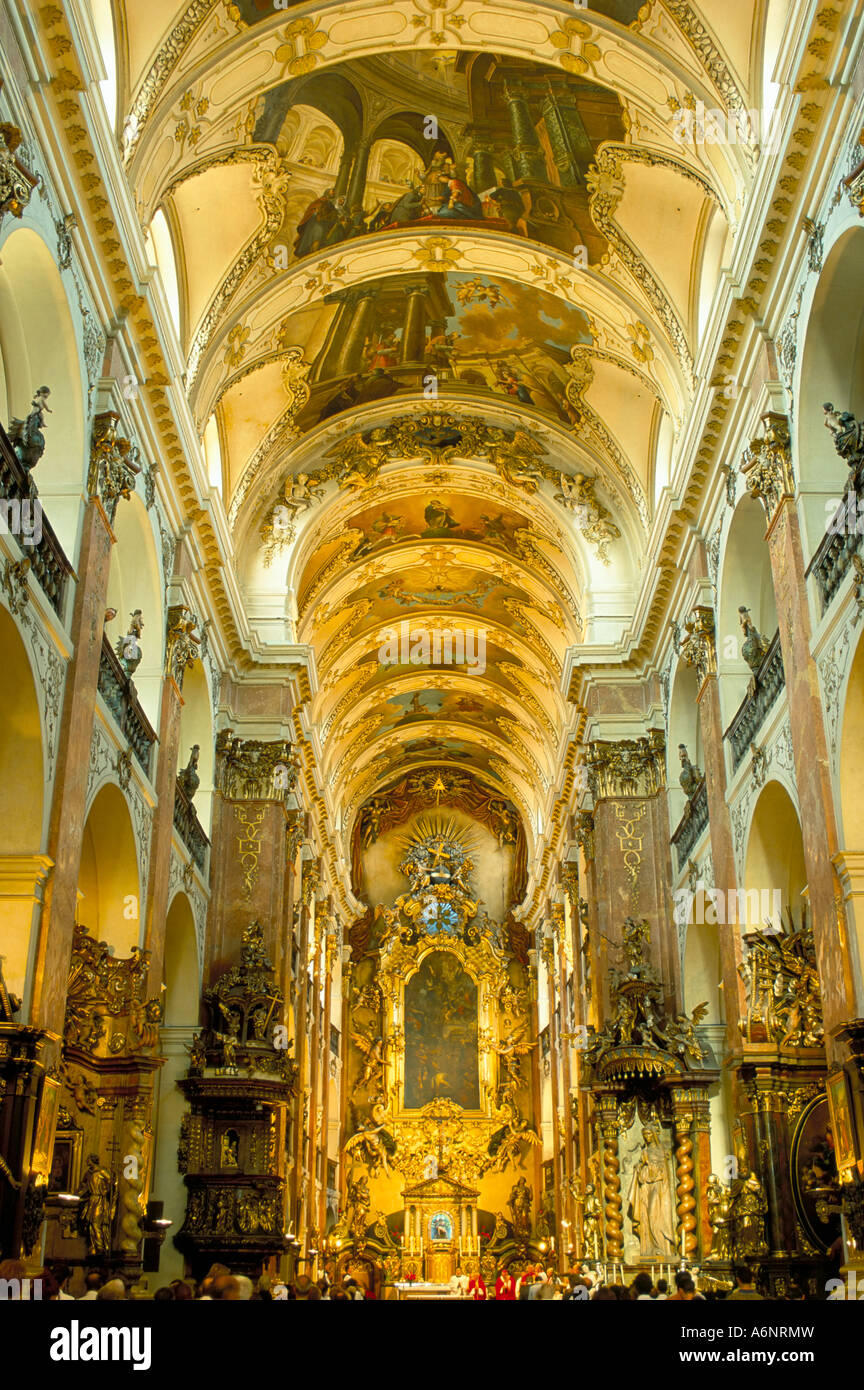 Kirchenschiff von der barocken Kirche St. James Prag Tschechische Republik Europas Stockfoto