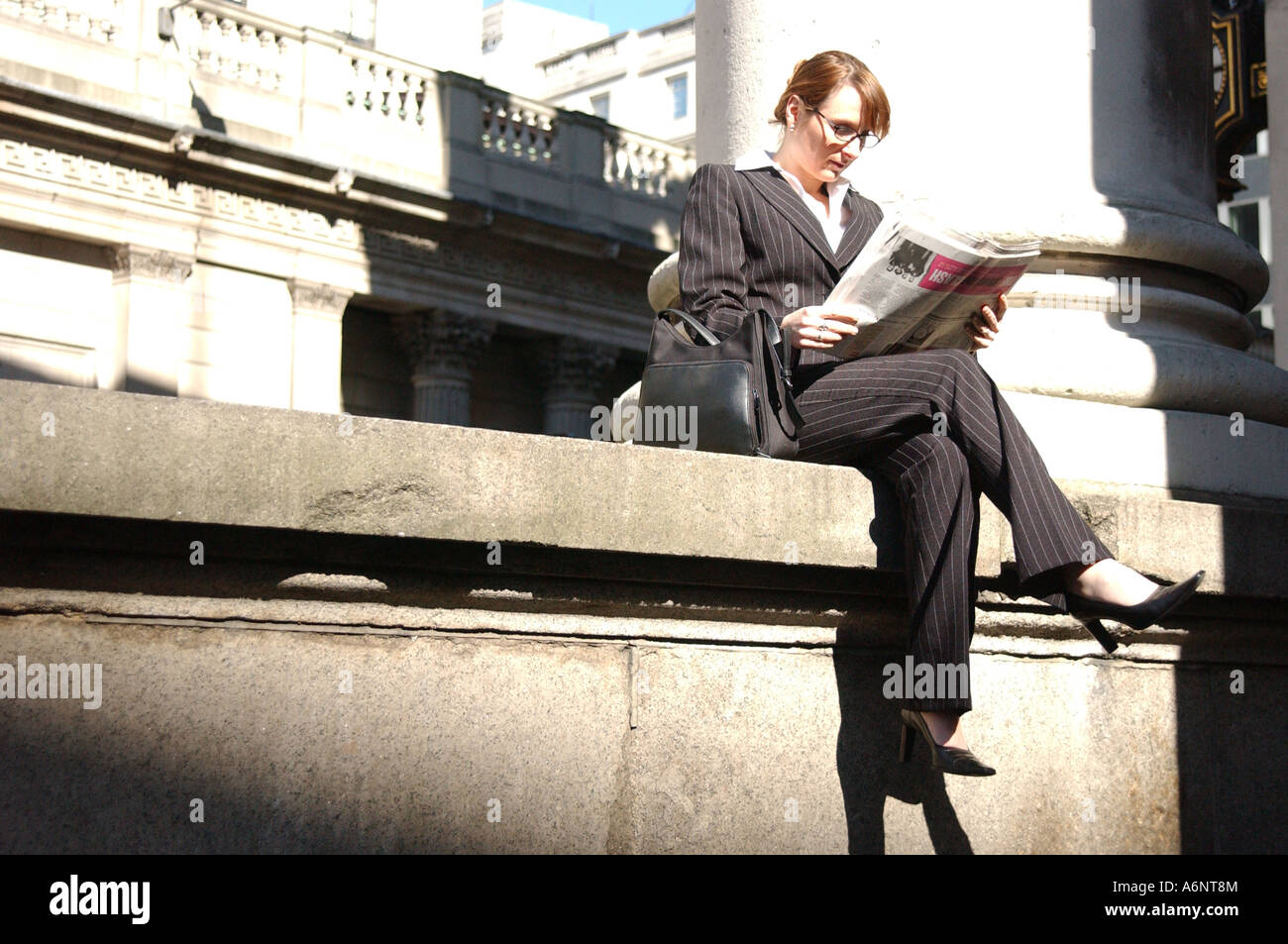 Britische Unternehmerin lesen Zeitung der Stadt London UK professionellen Regisseur Stockfoto