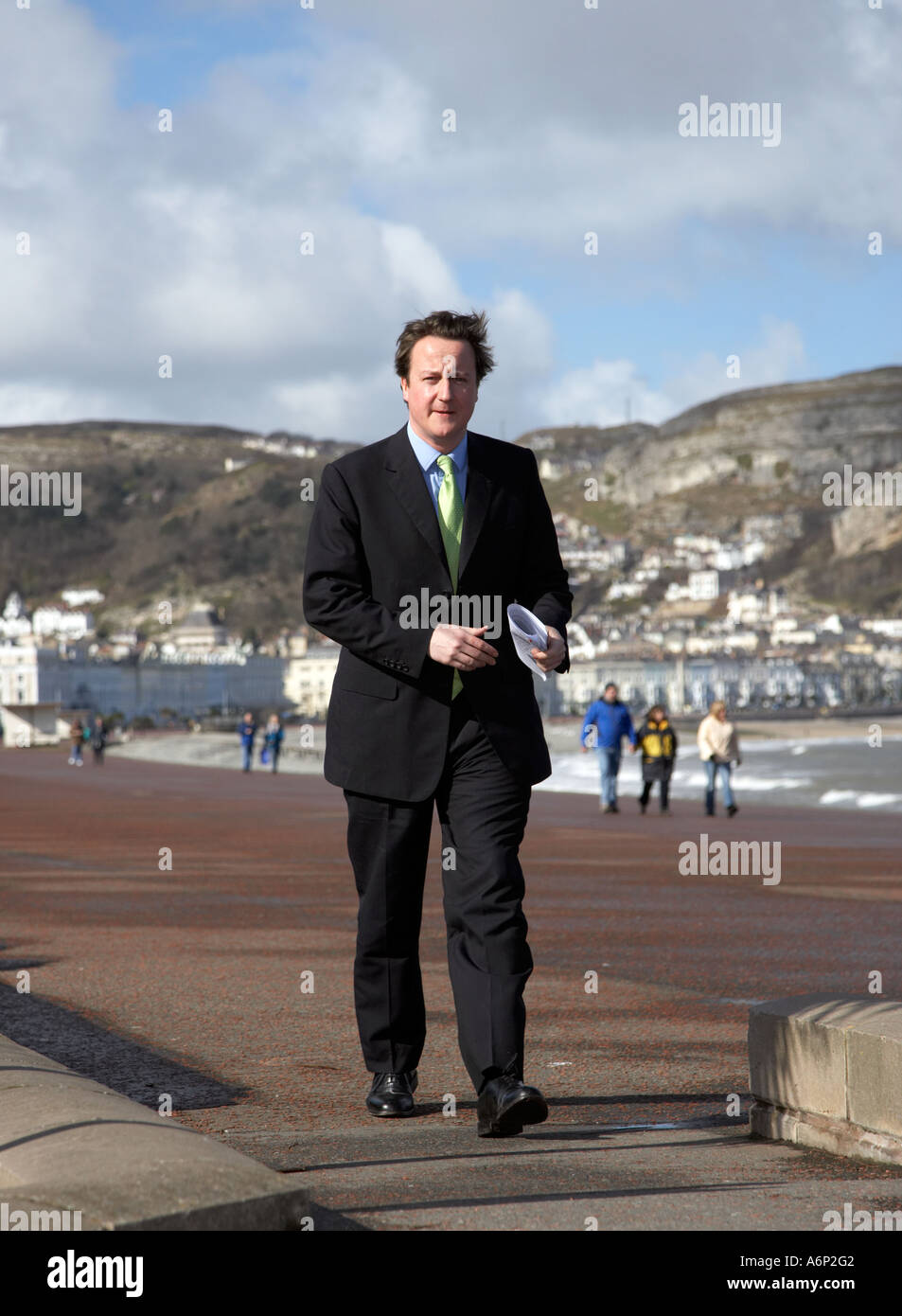 Premierminister David Cameron am Meer in Llandudno, Nordwales Stockfoto