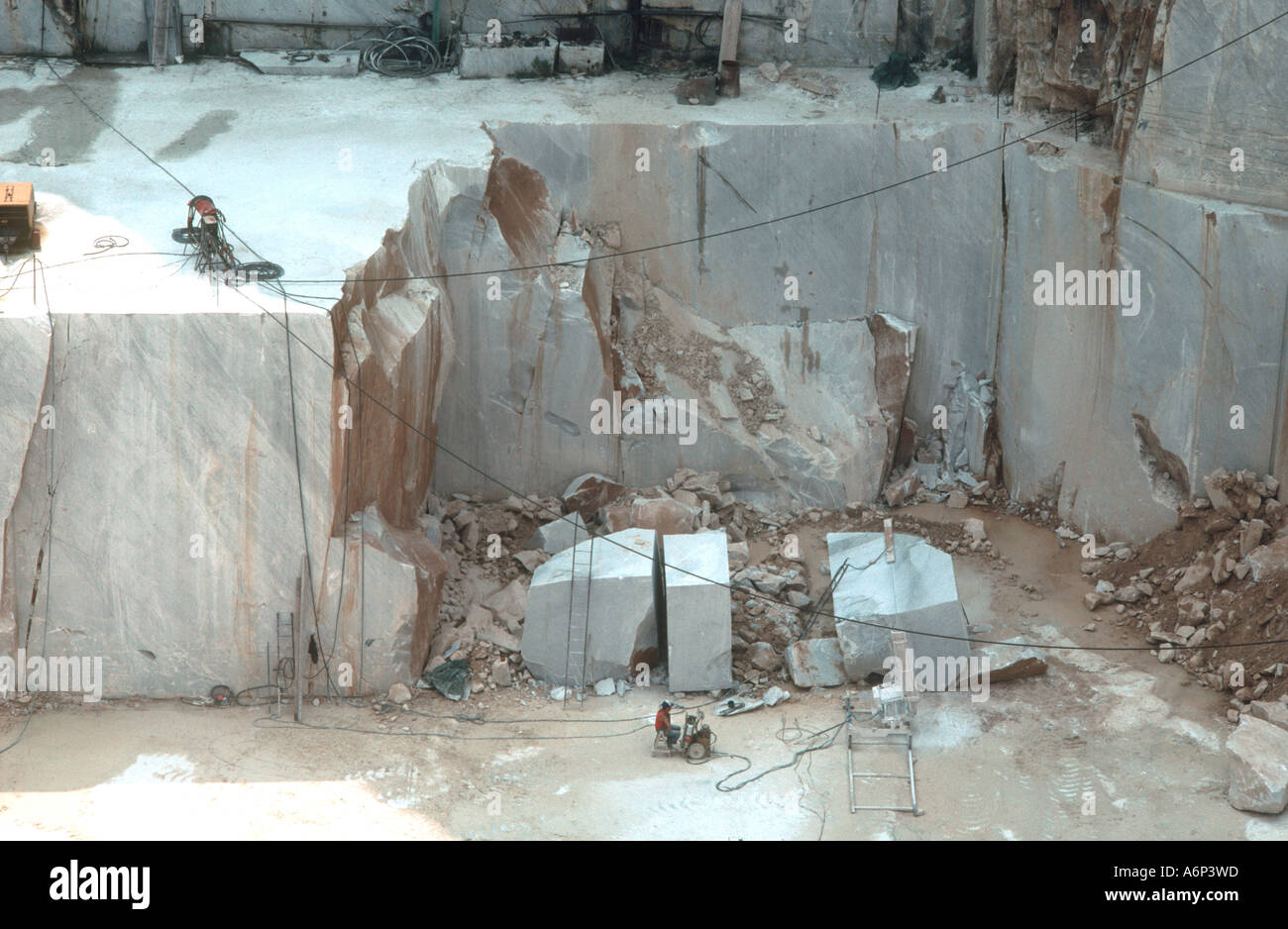 Bergleute mit großen Steinblöcken geschnitten Carrara Marmor Toskana Italien Stockfoto
