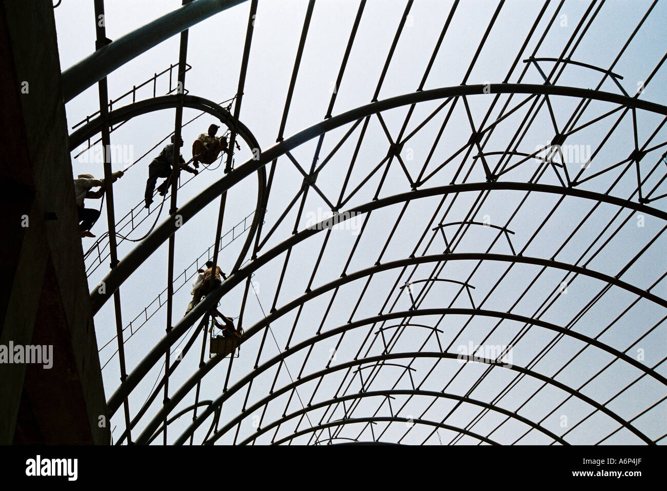 Bauarbeiter bauen Dach mit Stahlträgern, Indien Stockfoto