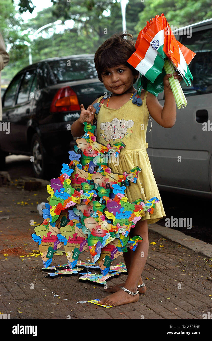 ASB77273 Kinderarbeit junges Mädchen arbeiten verkaufen indische Flaggen, Indien Stockfoto