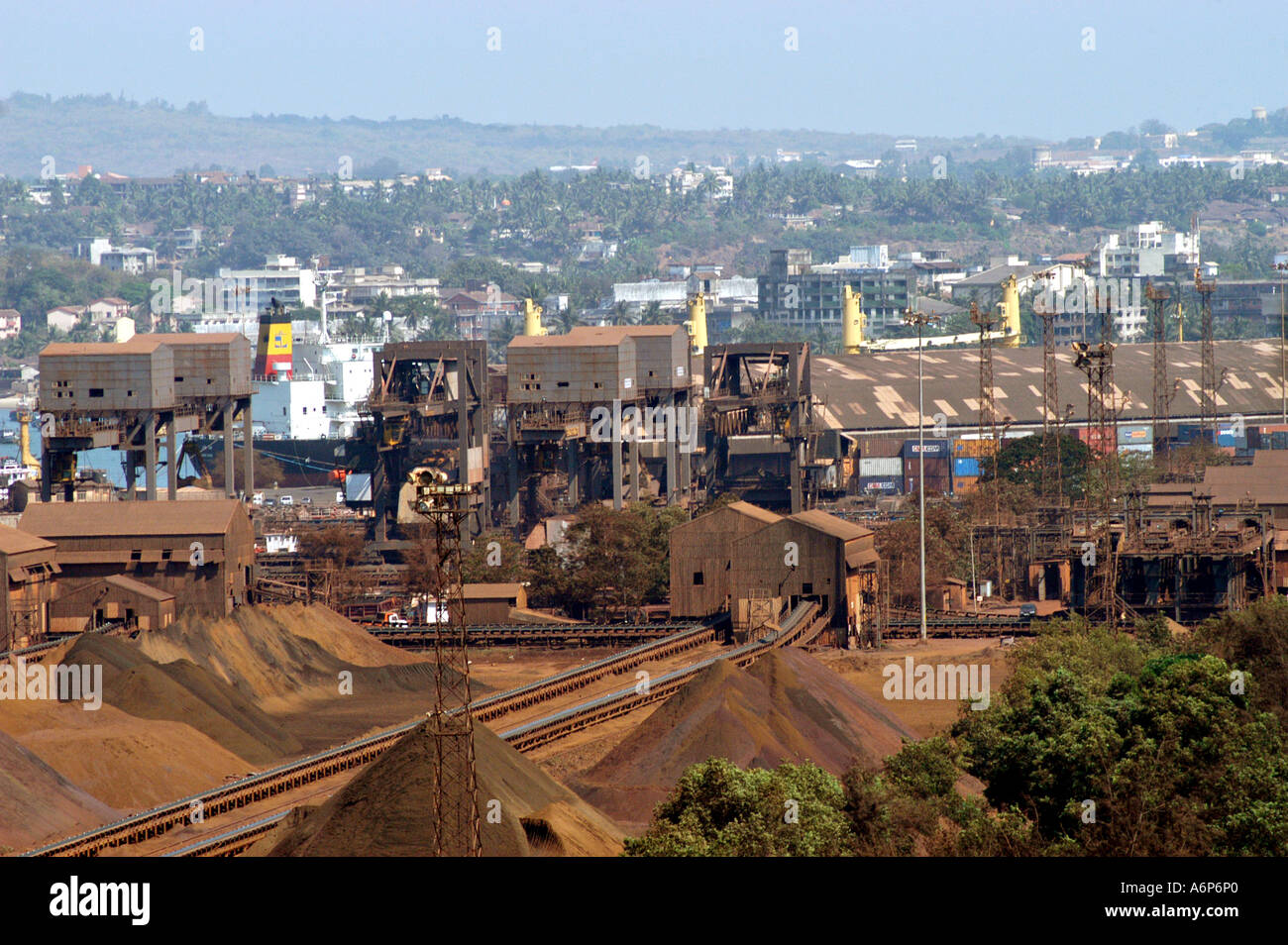 ASB77379 Eisenerz wartet auf Massengutfrachter, Goa, Indien geladen werden Stockfoto