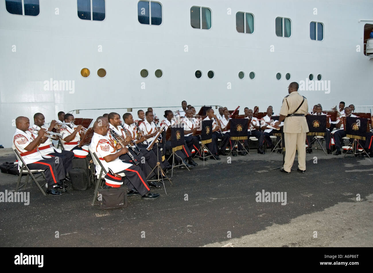 Die Royal Barbados Police Band unterhalten Passagiere auf dem Kreuzfahrtschiff Oceana, Bridgetown, Barbados Stockfoto