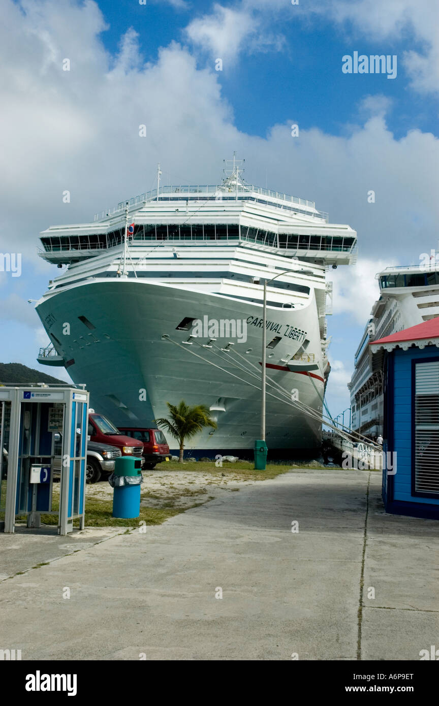 Das Kreuzfahrtschiff Liberty vertäut am Road Town neben Oceana, Road Town, Tortola Stockfoto