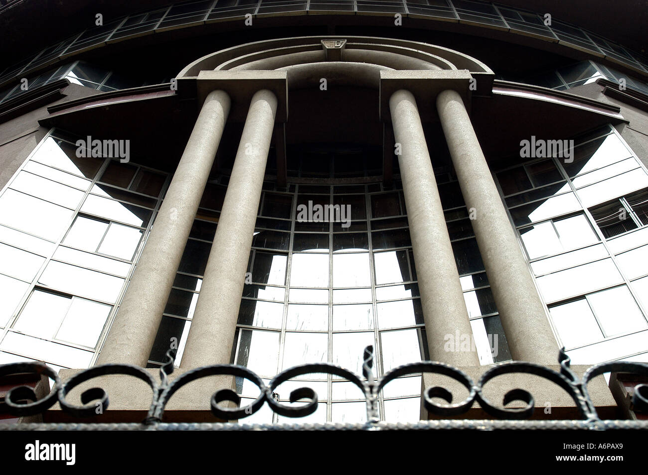 Hohe Säulen auf Du Parc Trinity Gebäude an der Mahatma Gandhi Road in Bangalore, Karnataka, Indien Stockfoto
