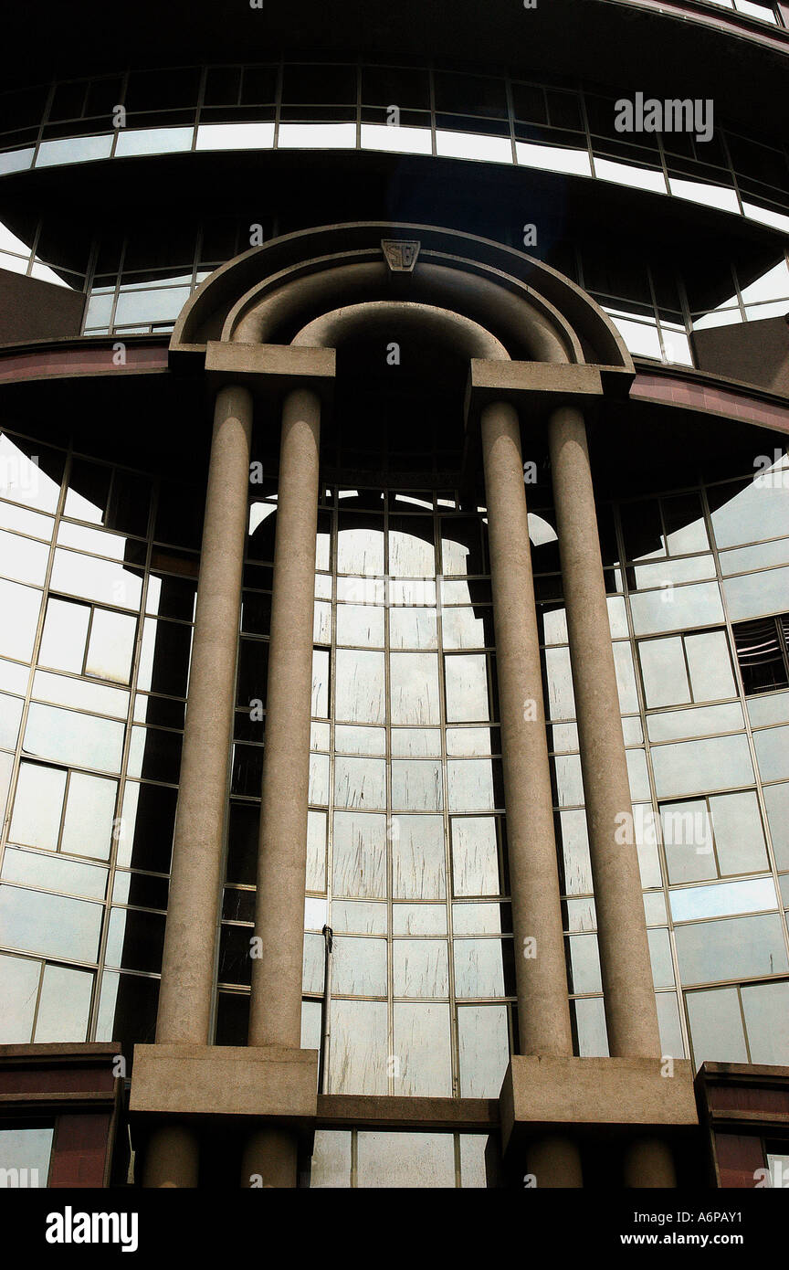 Riesigen Säulen auf Du Parc Trinity Gebäude an der Mahatma Gandhi Road in Bangalore, Karnataka, Indien Stockfoto