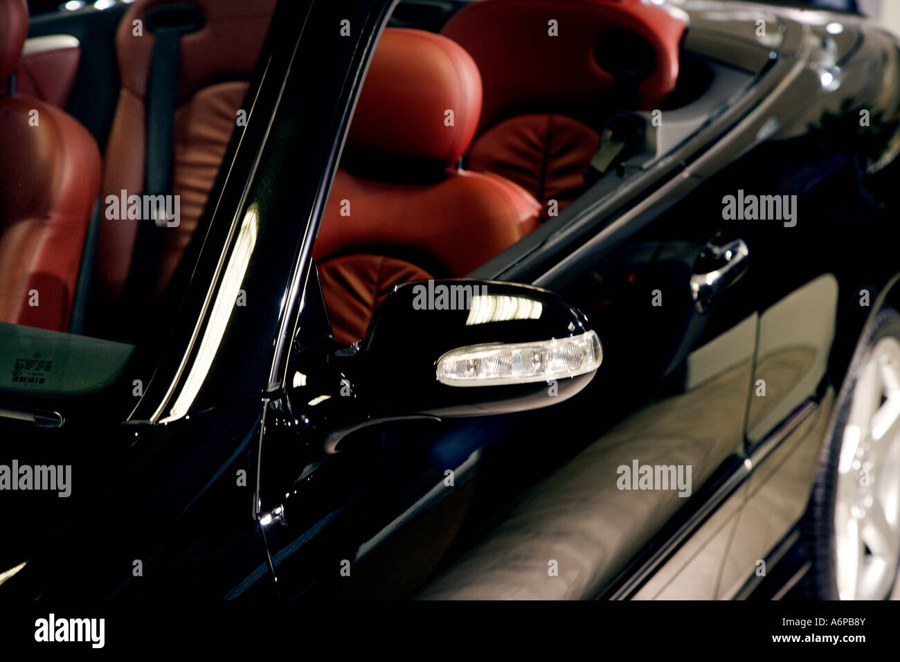 Detail des schwarzen Mercedes Benz hautnah Stockfoto