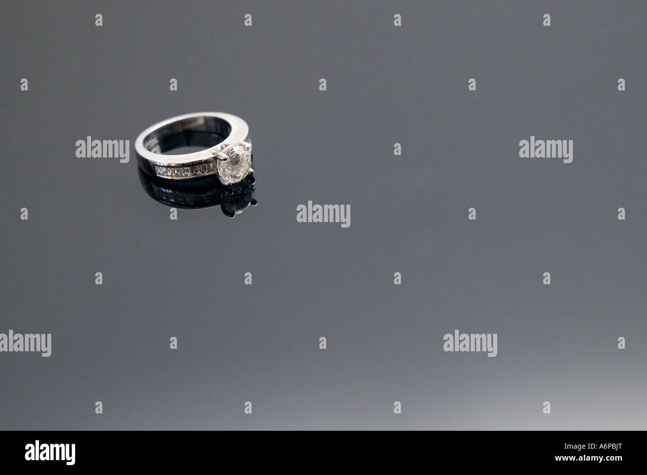 Diamant-Verlobungsring auf reflektierende Oberfläche Stockfoto