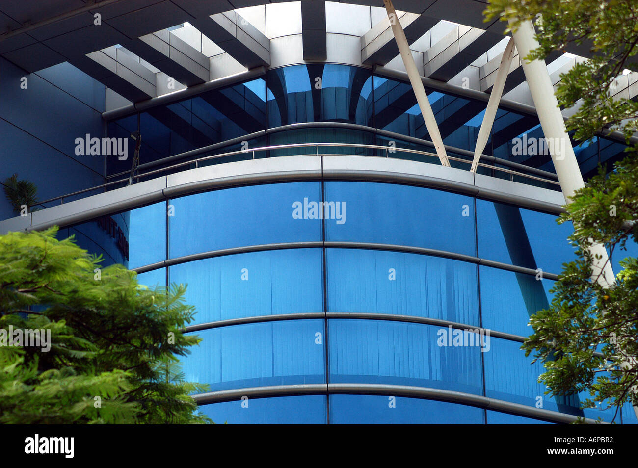 ASB77426 horizontale und Diagonale Stahlträger in modernen Gebäude, Bangalore, Indien Stockfoto