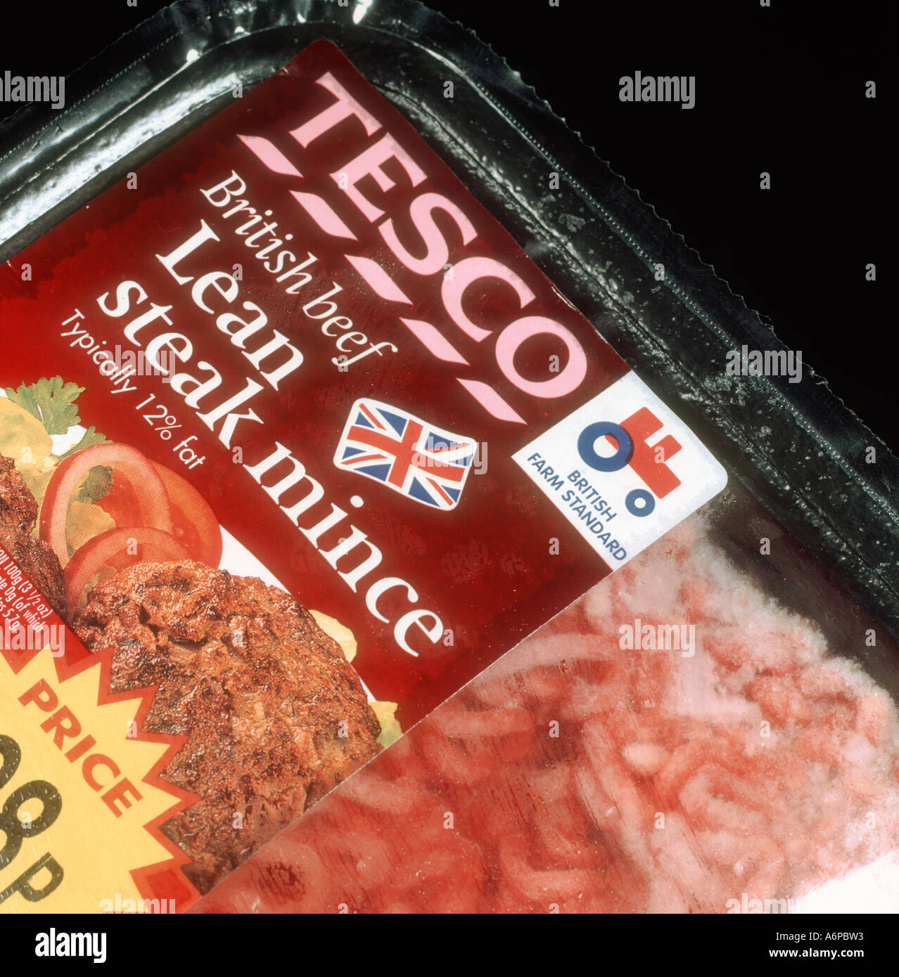 Etikette auf eine Packung von Tesco gehacktem Rindfleisch mit der britischen Farm Standard-Marke Stockfoto