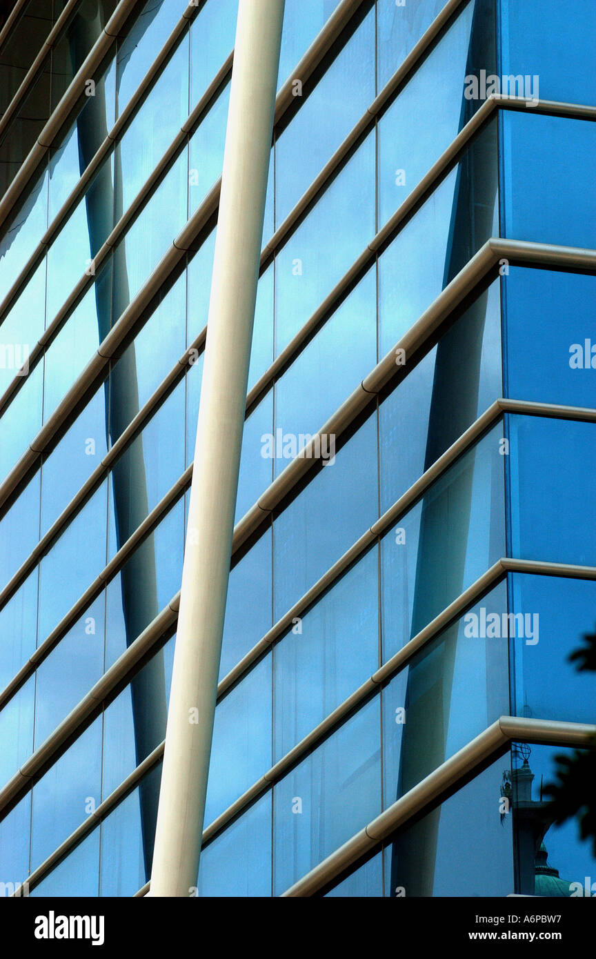 ASB77434 horizontale und Diagonale Stahlträger verwendet im modernen Glasbau, Bangalore, Indien Stockfoto