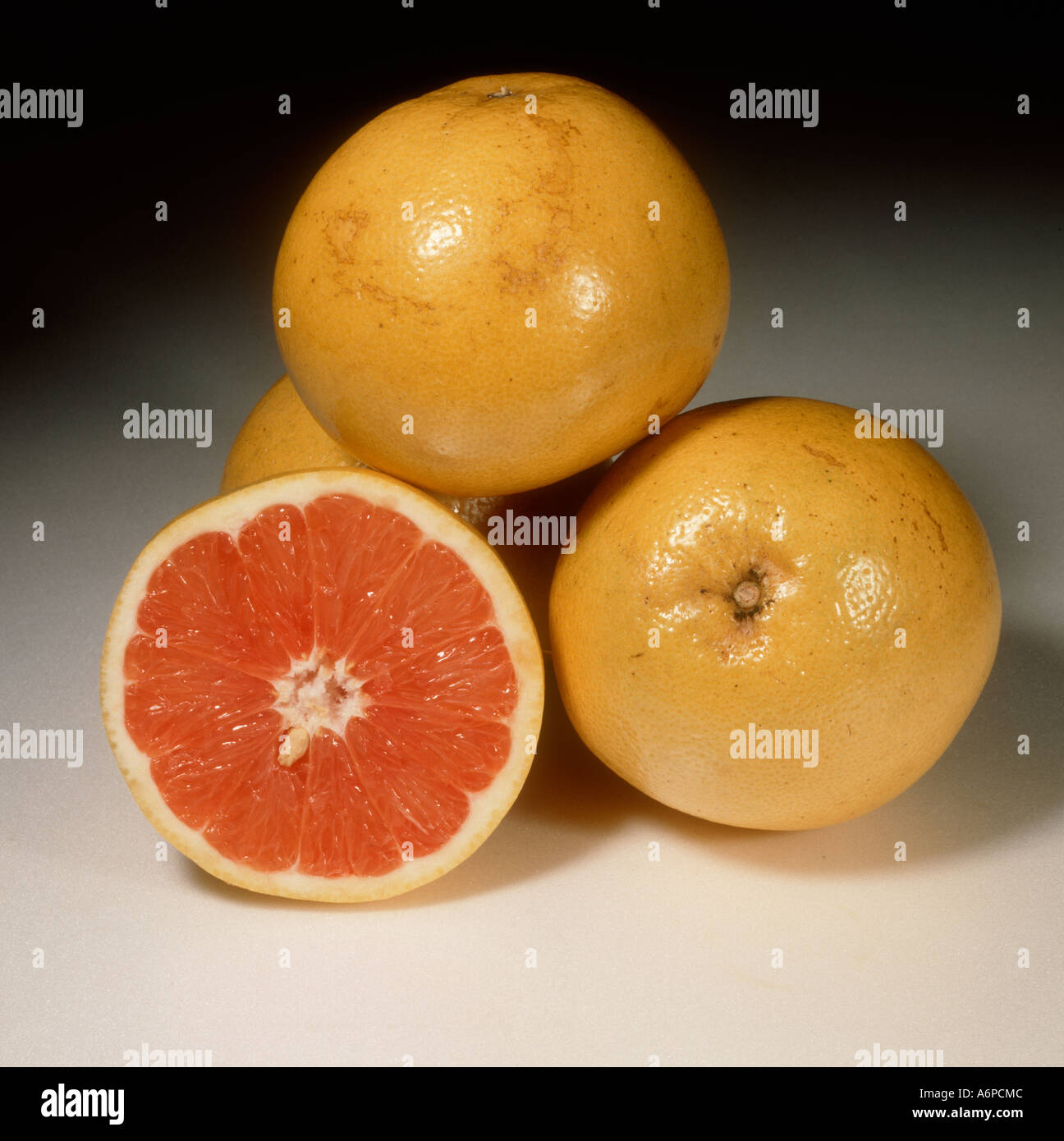 Gruppe von Grapefruit Früchte einer geschnittenen Sorte Burgund Stockfoto