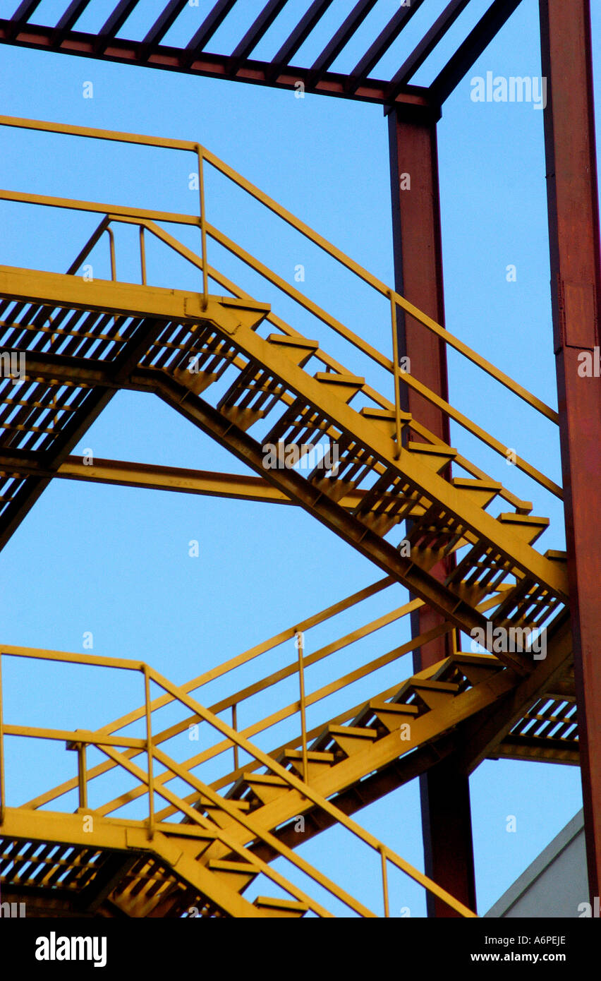 ASB77458 gelb gefärbt Stahltreppe auf Mphasis Gebäude in Bangalore, Karnataka, Indien Stockfoto