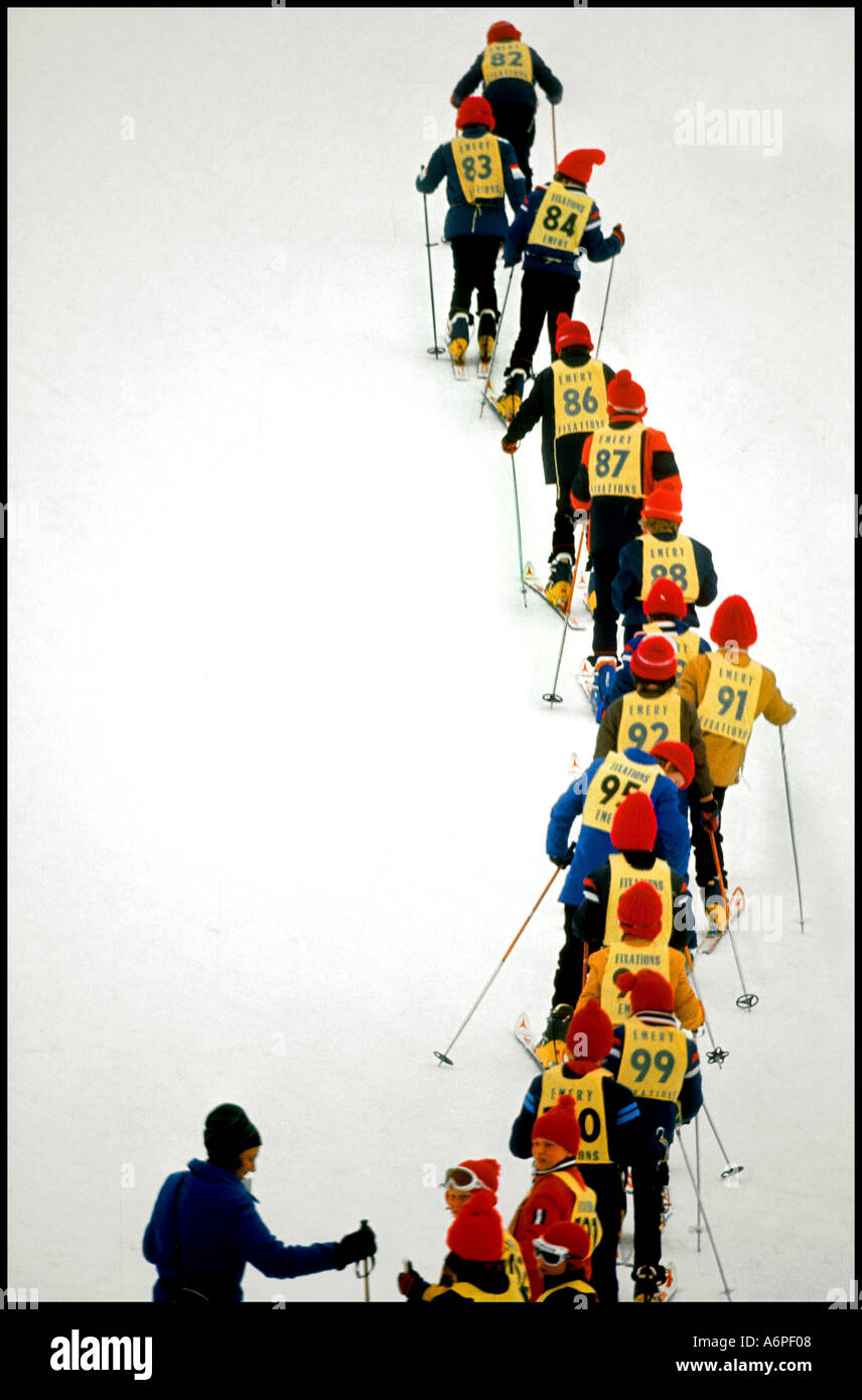 Linie der jungen Skifahrer in der Skischule Stockfoto