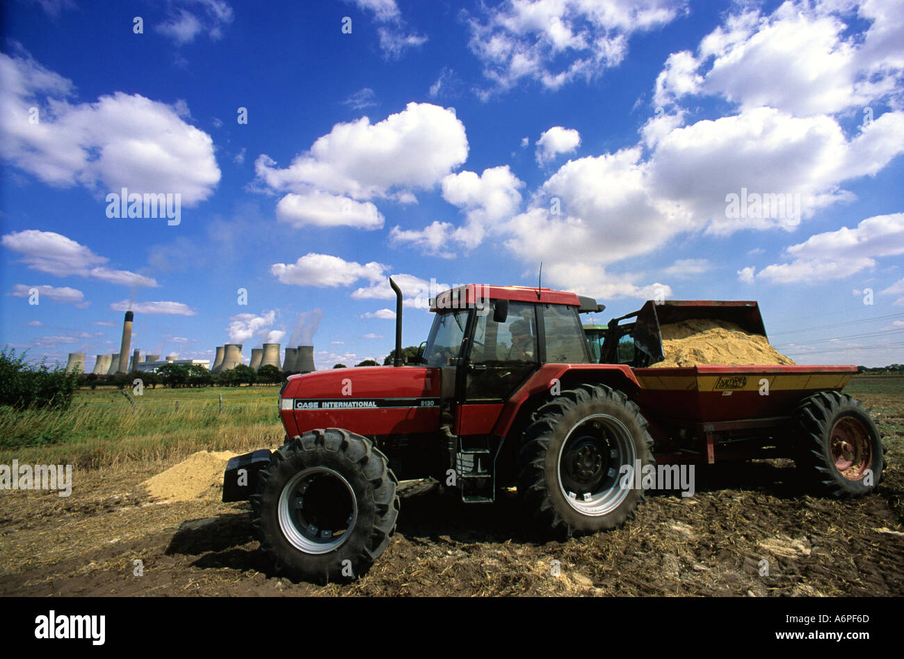 Digger laden Sand in Trailer im Feld vor Drax Kohle betriebene Kraftwerk Drax Yorkshire uk Stockfoto