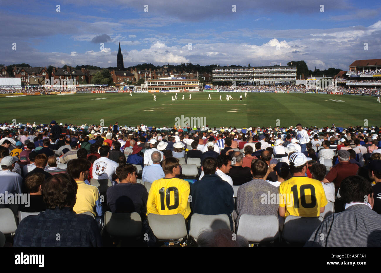 Menschenmenge beobachten Cricket Testspiel England gegen Australien Asche an Headingley Leeds uk Stockfoto