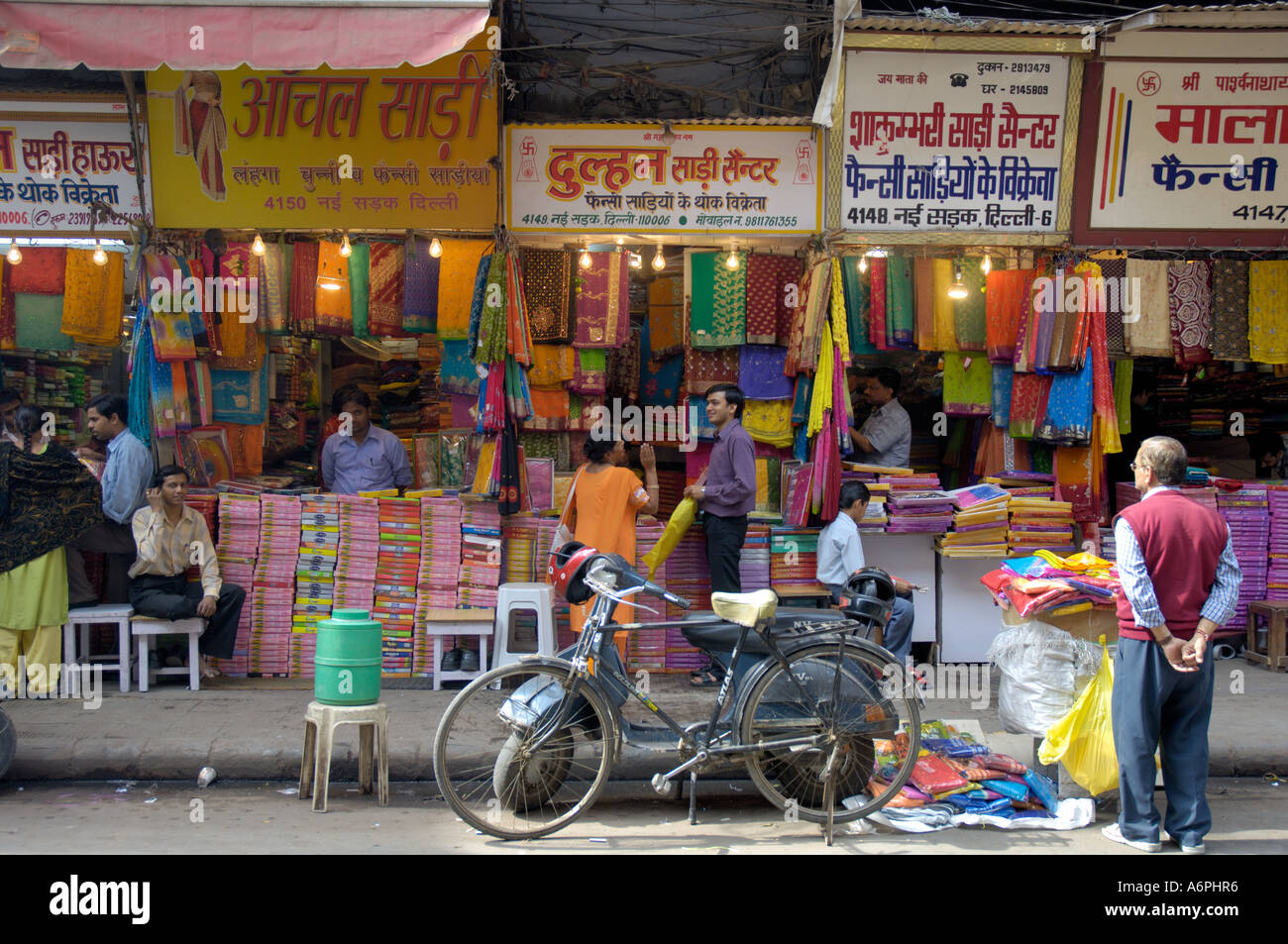 Bunte Saree dress Shops in Chandni Chowk Old Delhi Indien Stockfoto
