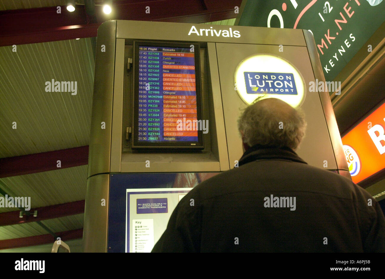 Passagier prüft der Vorstand Ankünfte am Flughafen Luton UK Stockfoto