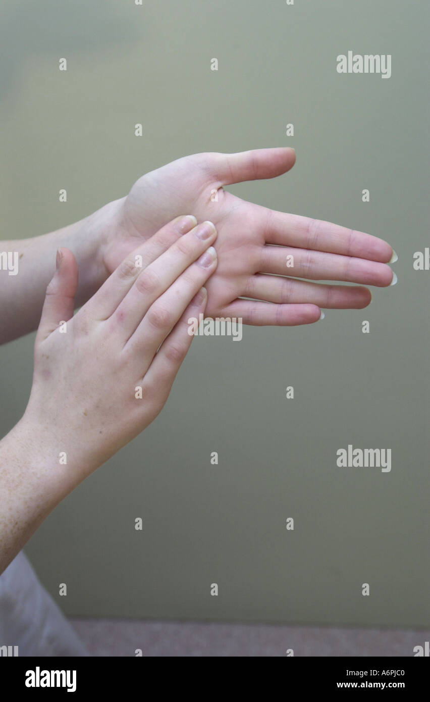 Krankenschwester zeigt das Händewaschen Routine verwendet im Krankenhaus uk Stockfoto