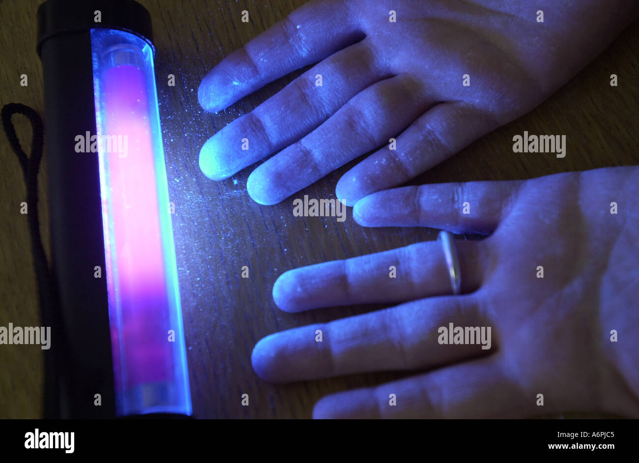 Krankenschwester zeigt das Händewaschen Routine verwendet im Krankenhaus Ultra violettes Licht zeigt sich Schmutz als schwarz markiert uk Stockfoto