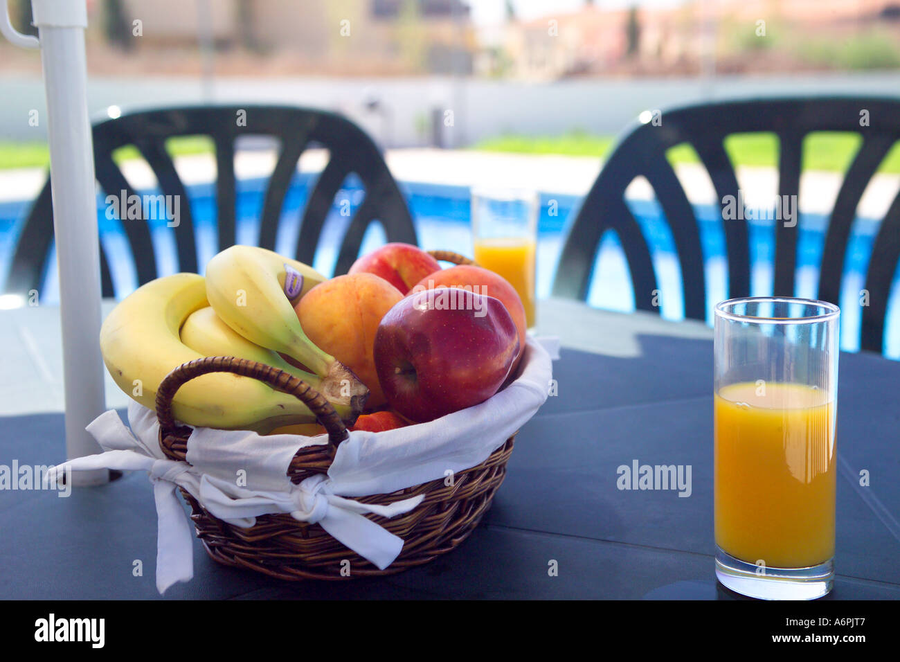 EINEN POOL-TISCH MIT OBST UND SAFT IN ZYPERN Stockfoto