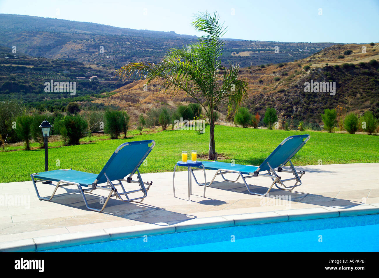 Panoramablick auf Sonnenliegen und Swimmingpool in Zypern Stockfoto