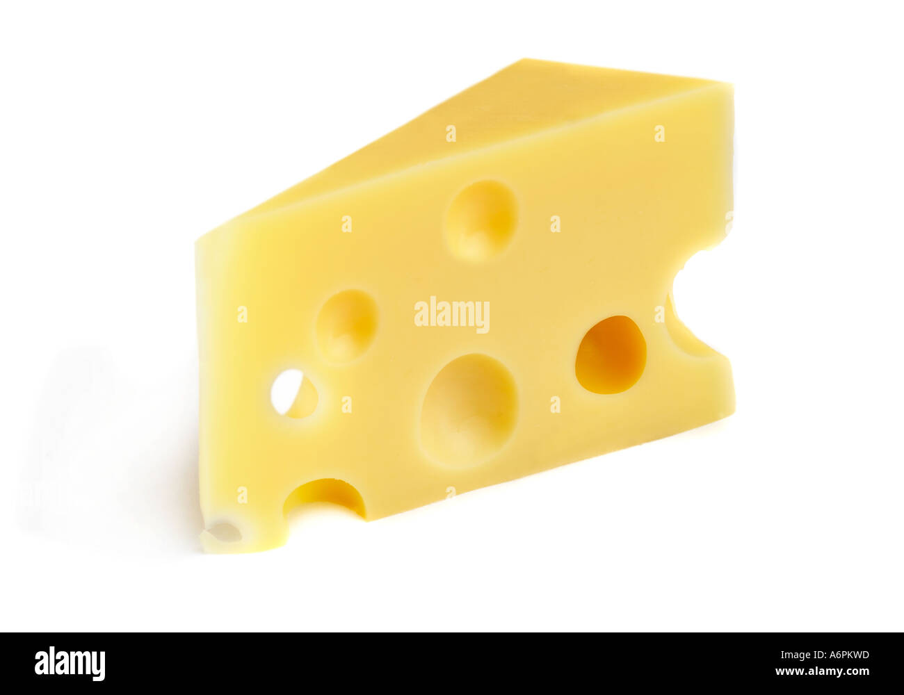 SCHEIBE SCHWEIZER LÖCHRIGEN KÄSE AUF WEIßEM HINTERGRUND Stockfoto