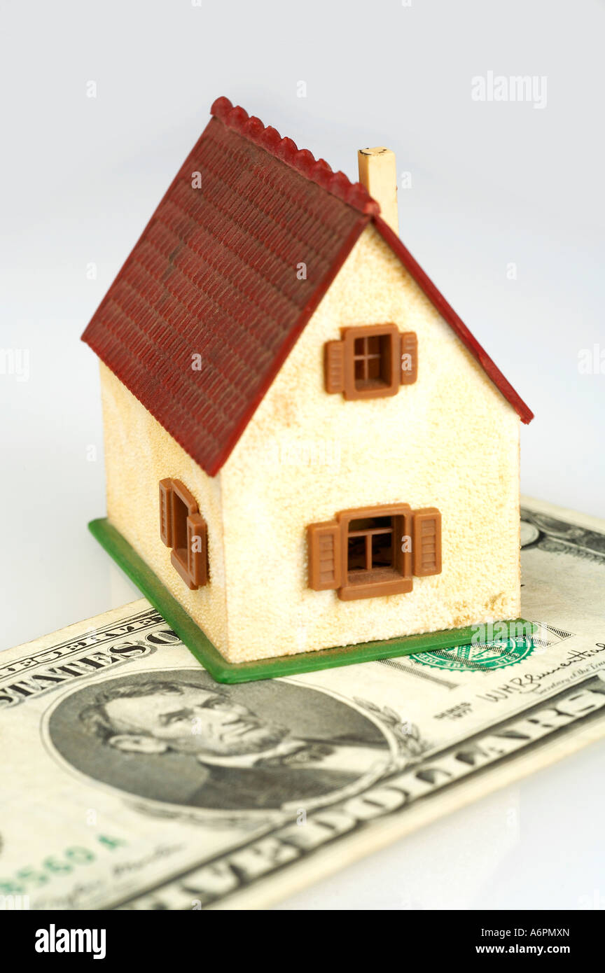 Miniaturhaus auf Dollar-Schein Stockfoto