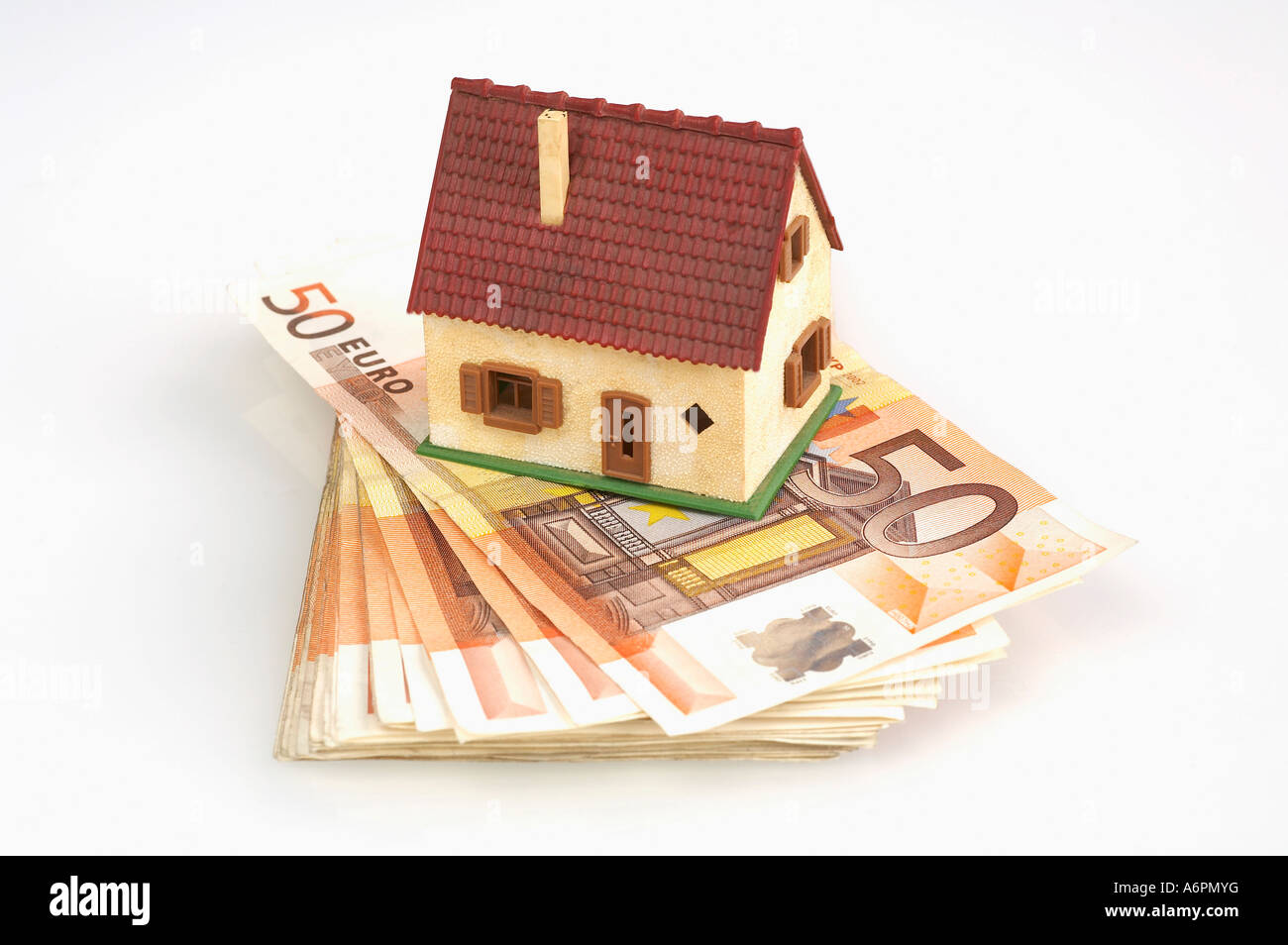 Miniaturhaus auf einem 50 Euro-Banknoten-stack Stockfoto