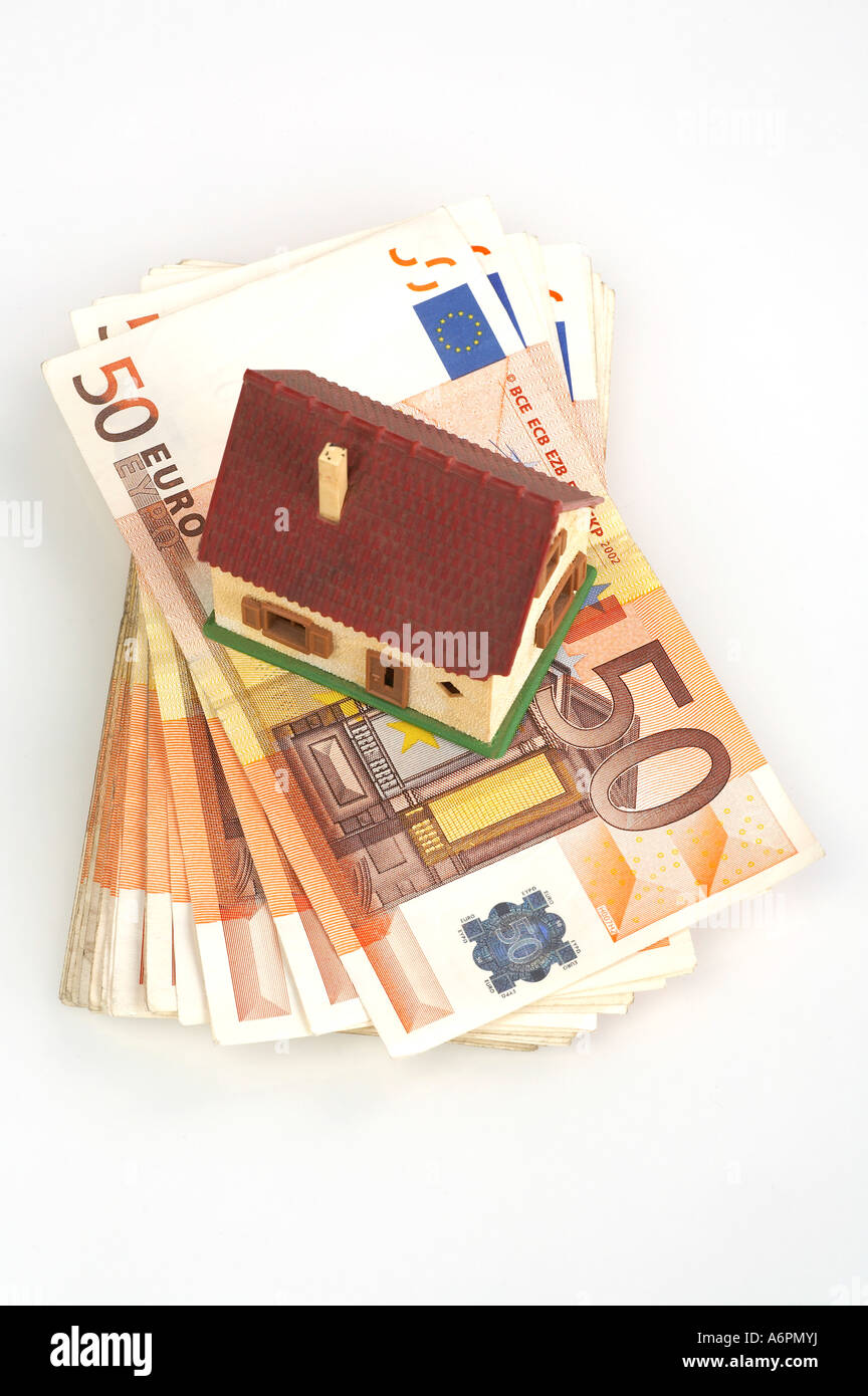 Miniaturhaus auf einem 50 Euro-Banknoten-stack Stockfoto