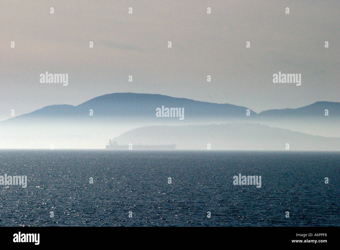 Blick auf Tankerverkehr vom Larrabee State Park, Sami Bay, Washington, USA Stockfoto