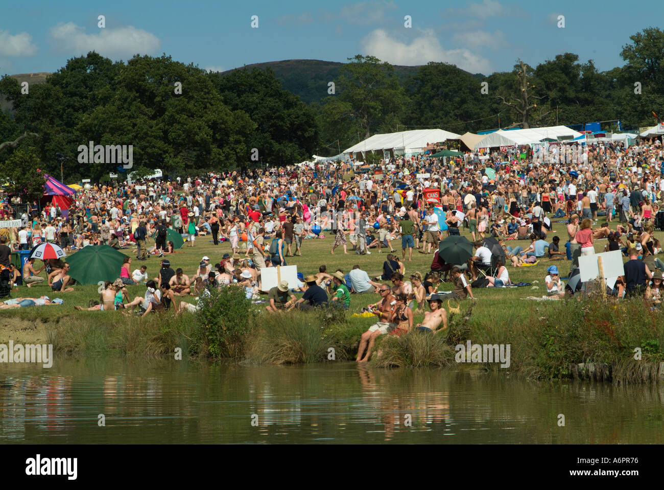 Massen von Partygänger spiegelt sich in den See auf dem Big Chill Musik und Tanz Festival Eastnor Castle Herefordshire Stockfoto