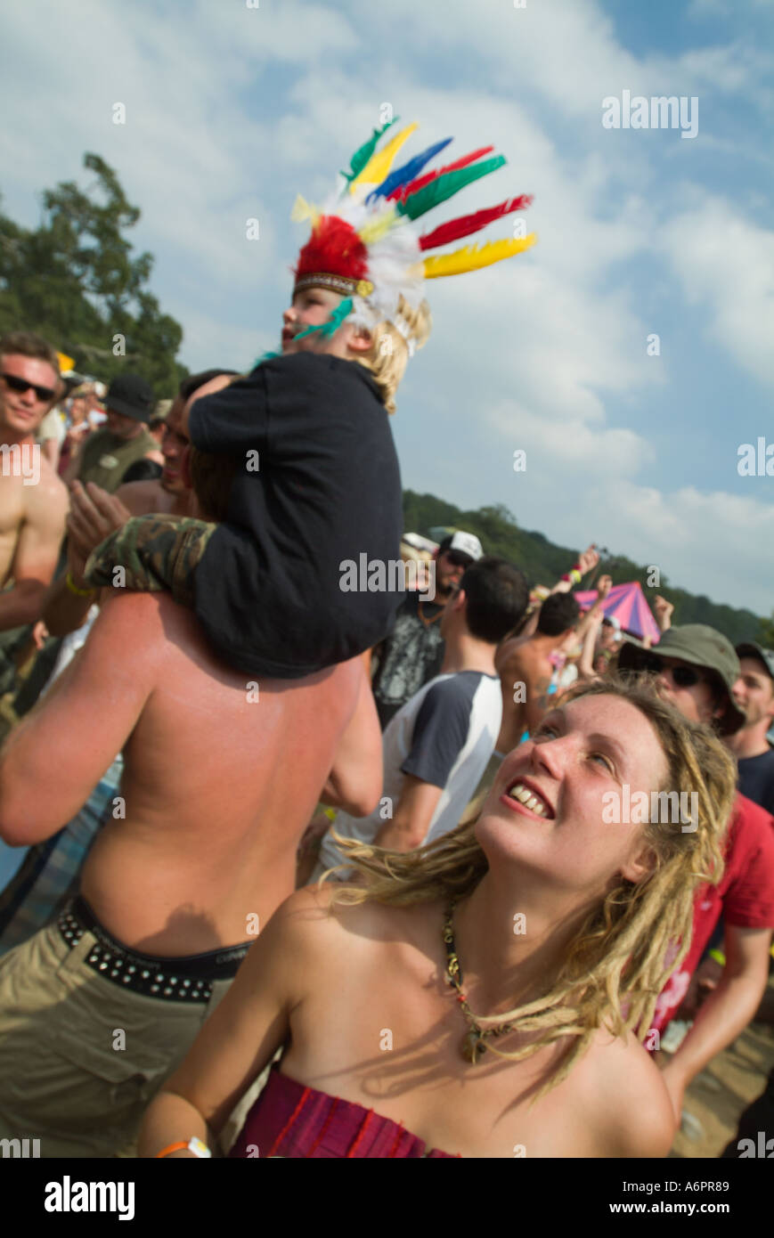 Mann mit einem Kind auf hs Schultern auf dem Big Chill Musik und Tanz-festival Stockfoto