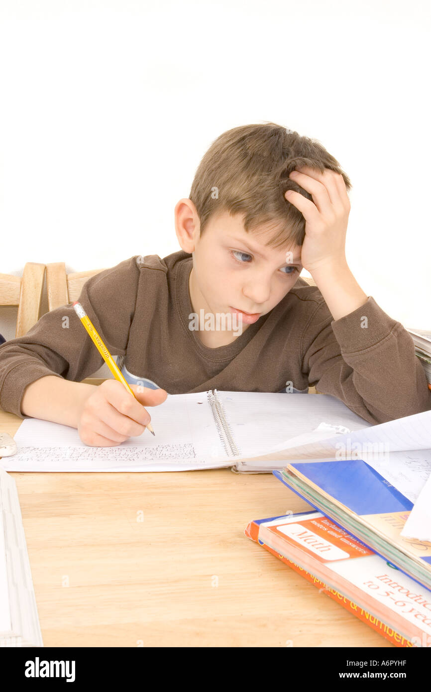 Junge tun Hausaufgaben Schule arbeiten traurig verärgert und wütend Stockfoto
